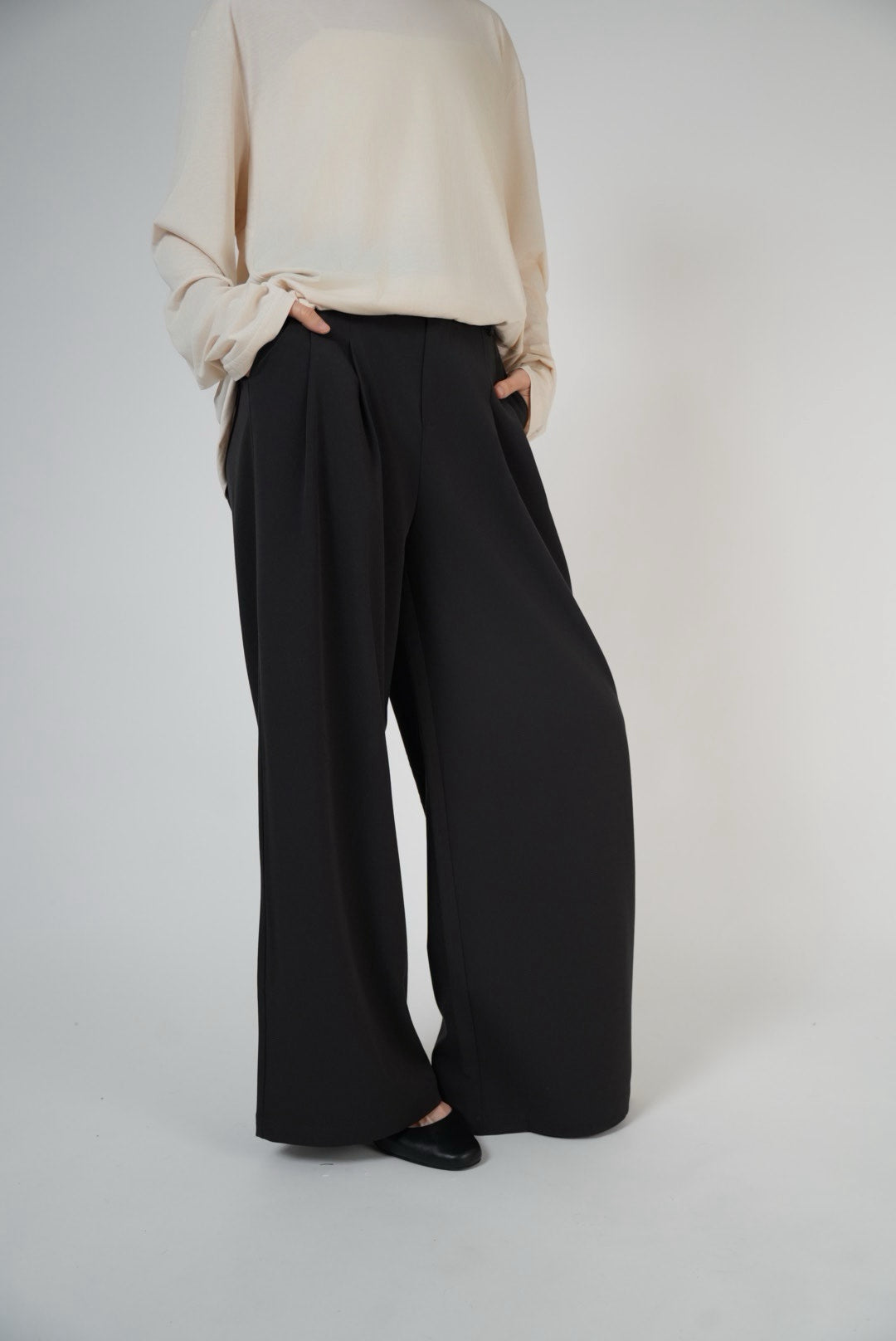 Tailored Wide-Leg Trousers / Black